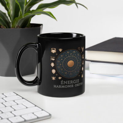 Mug noir astrologique doré ÉNERGIE HARMONIE DESTIN sur bureau minimaliste, tasse zodiaque design luxe, mug spirituel bien-être, idée cadeau zen pour bureau.