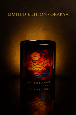 Mug noir Orakya édition limitée, tasse artistique premium design coucher de soleil tropical, mug décoratif luxe, idée cadeau exclusive collection limitée.