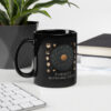 Mug noir astrologique doré ÉNERGIE HARMONIE DESTIN sur bureau minimaliste, tasse zodiaque design luxe, mug spirituel bien-être, idée cadeau zen pour bureau.