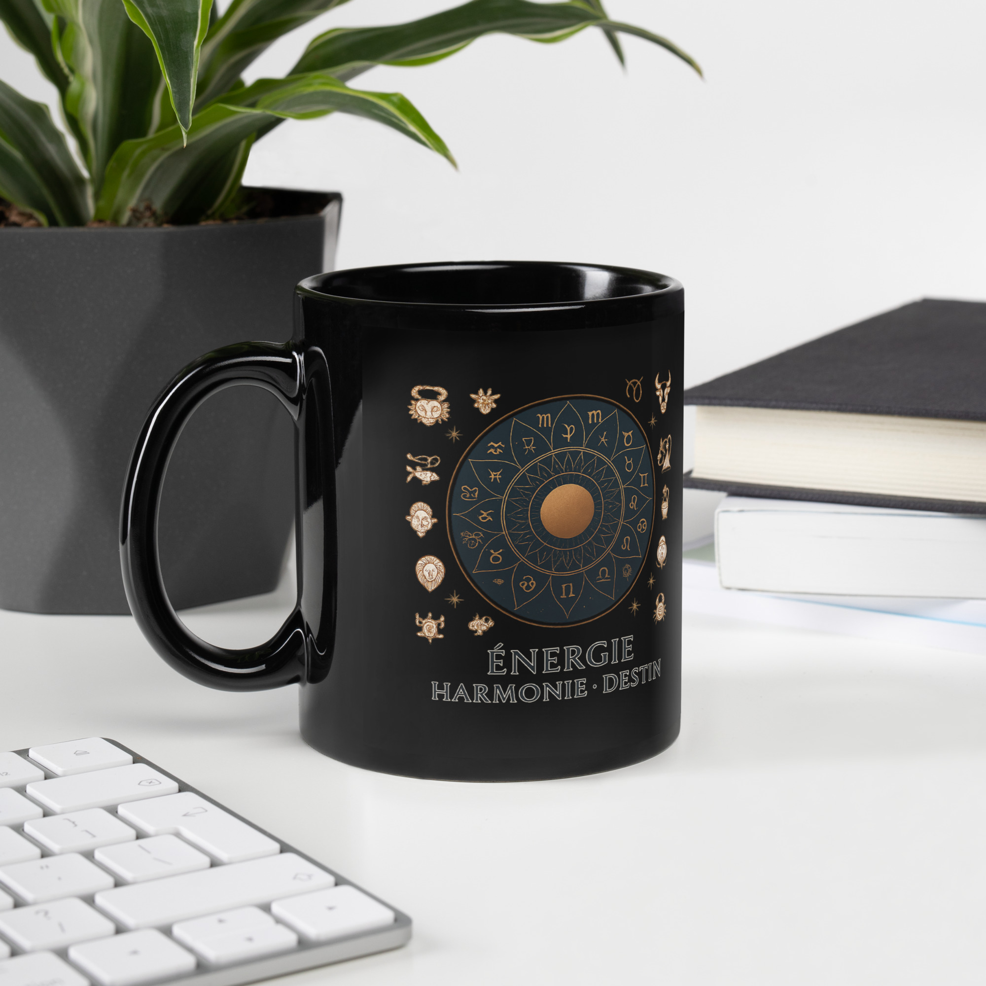 Mug noir astrologique doré ÉNERGIE HARMONIE DESTIN sur bureau minimaliste, tasse zodiaque design luxe, mug spirituel bien-être, idée cadeau zen pour bureau.